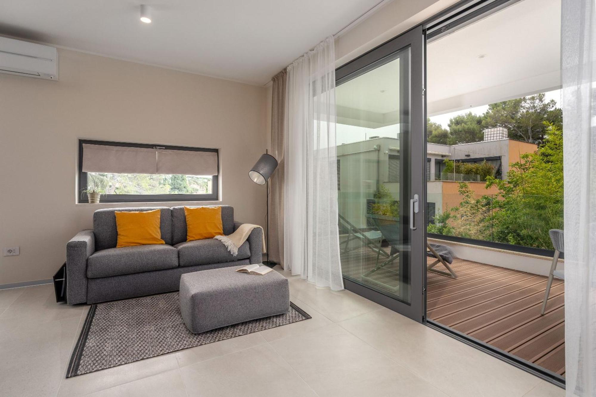 The Q Bliss - Your New 4-Star Hideaway With A Garage Ровинь Экстерьер фото