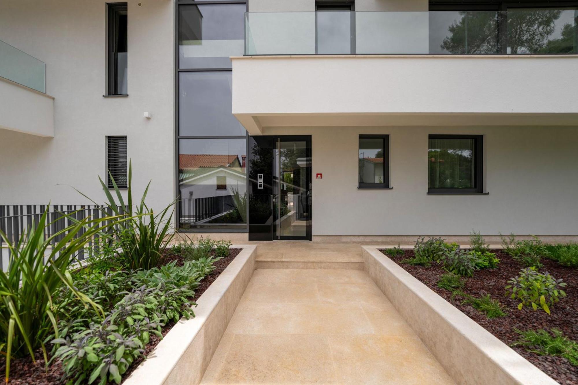 The Q Bliss - Your New 4-Star Hideaway With A Garage Ровинь Экстерьер фото