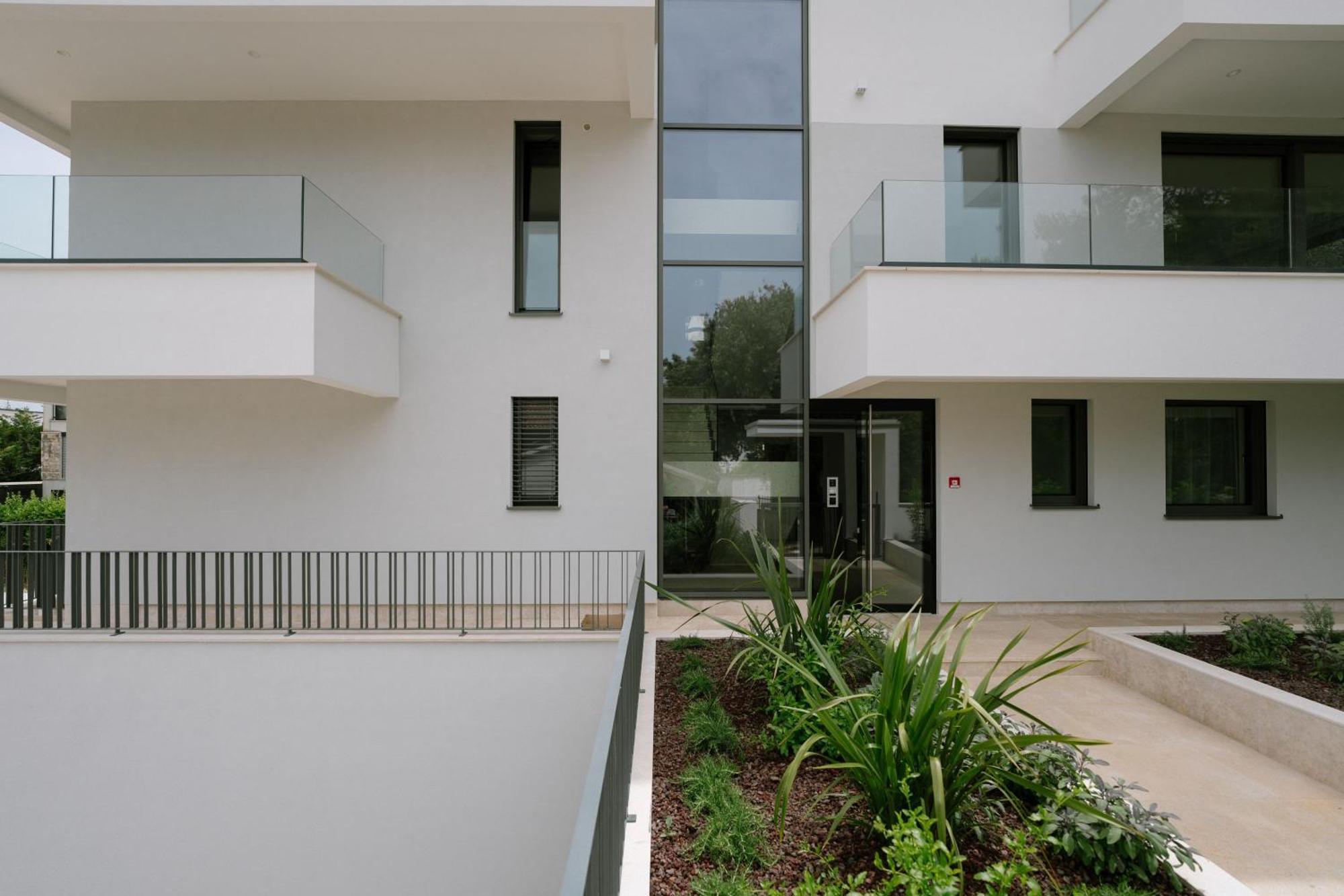 The Q Bliss - Your New 4-Star Hideaway With A Garage Ровинь Экстерьер фото