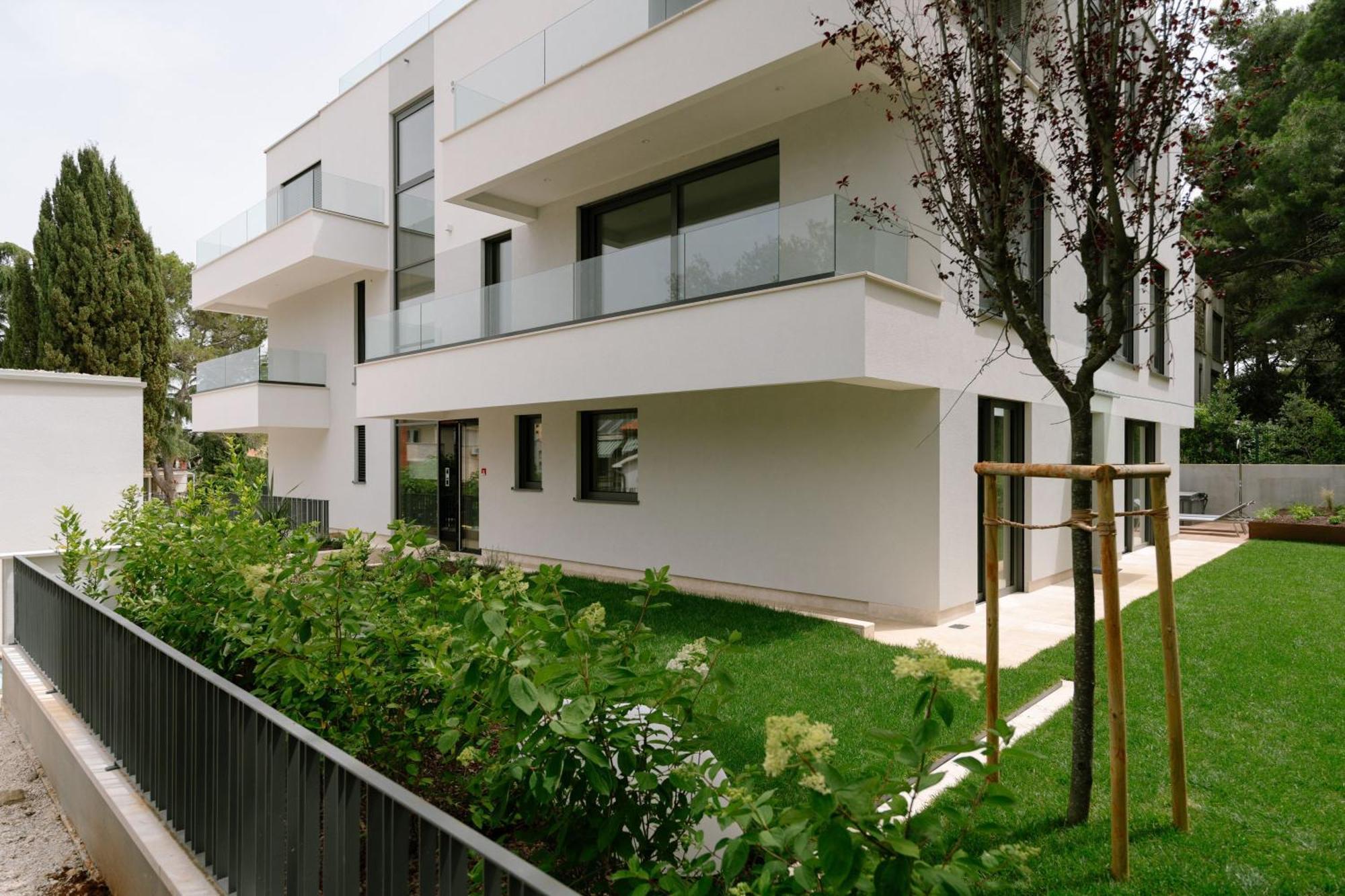 The Q Bliss - Your New 4-Star Hideaway With A Garage Ровинь Экстерьер фото