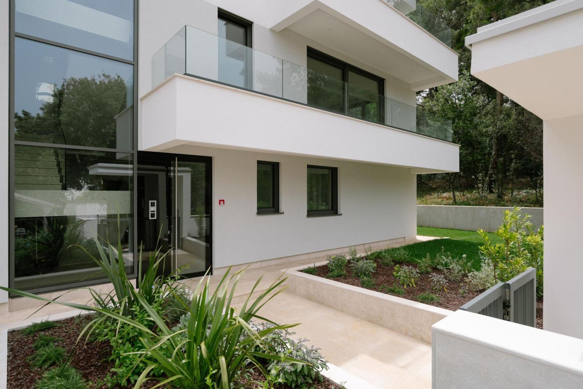 The Q Bliss - Your New 4-Star Hideaway With A Garage Ровинь Экстерьер фото
