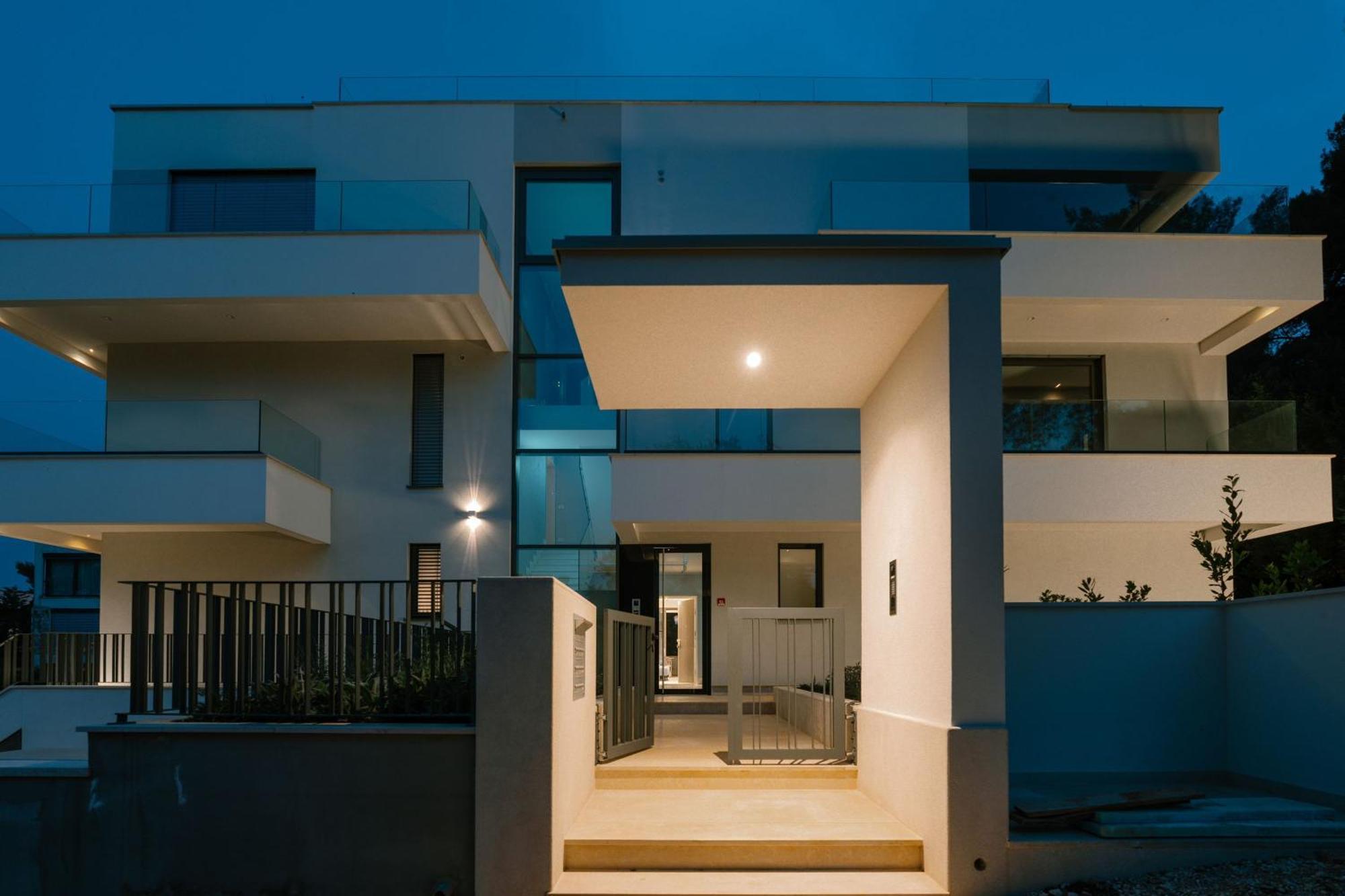 The Q Bliss - Your New 4-Star Hideaway With A Garage Ровинь Экстерьер фото
