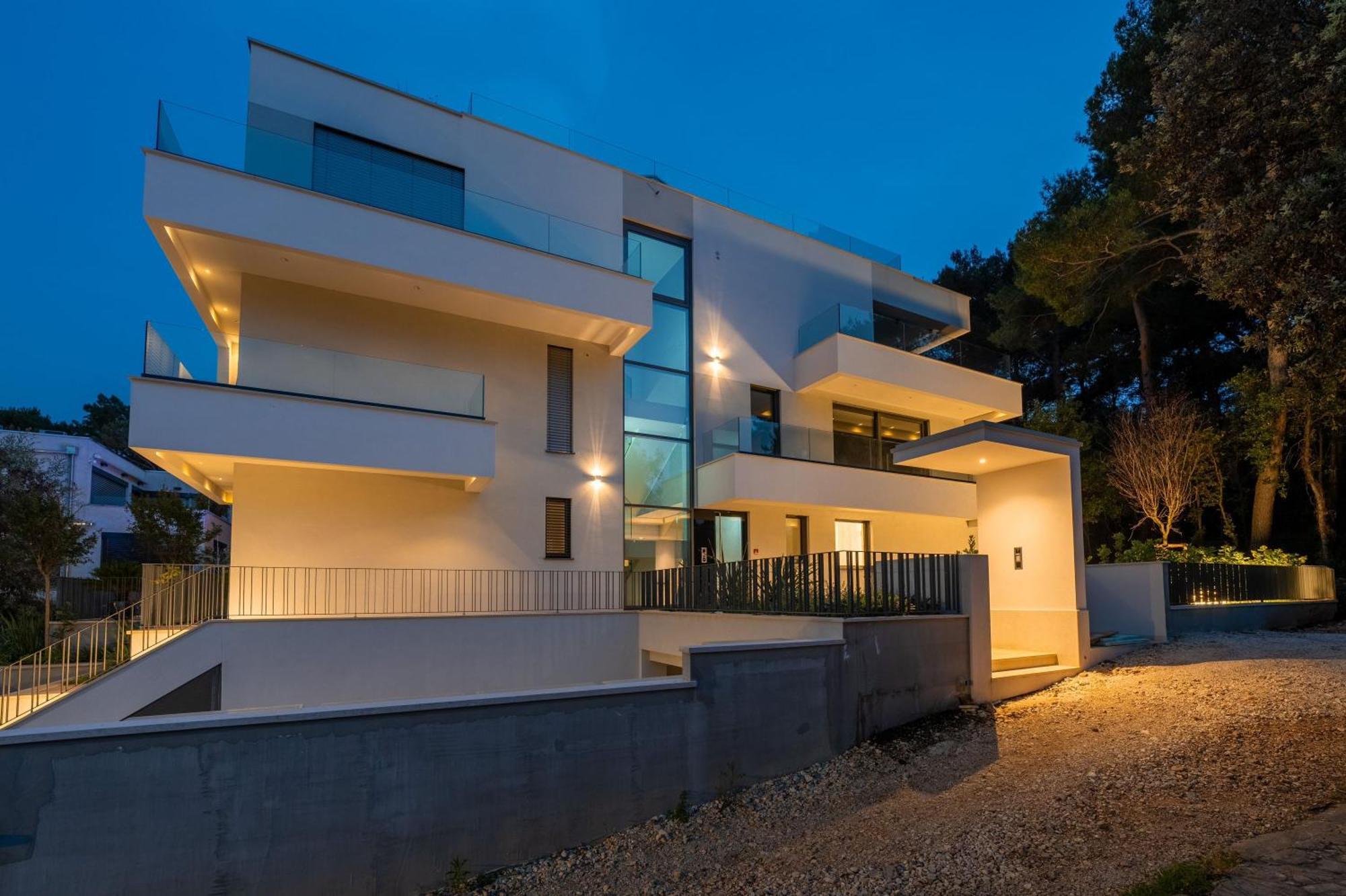 The Q Bliss - Your New 4-Star Hideaway With A Garage Ровинь Экстерьер фото